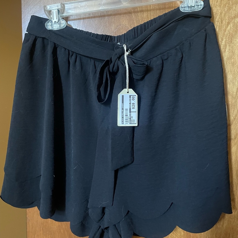JODIFL Elegant Black Scalloped Shorts